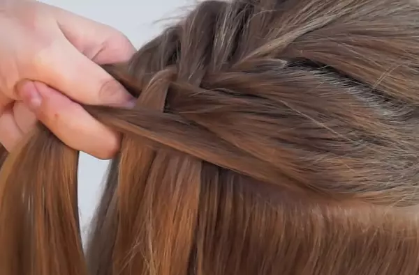 მოძრაობა მოკლე თმა (82 ფოტო): ლამაზი braids- ის ქსოვა. როგორ ლენტები ორი braids? როგორ გააკეთოთ მარტივი თმის ვარცხნილობა? ნაბიჯ ნაბიჯ ინსტრუქციები დამწყებთათვის 5779_44