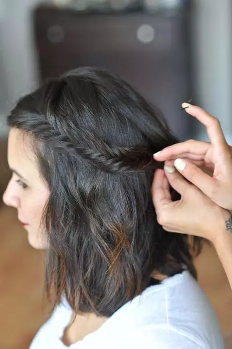 Pergerakan pada rambut pendek (82 foto): Skim tenunan dari braids yang indah. Bagaimana untuk mengikat dua braids? Bagaimana untuk membuat gaya rambut yang mudah? Arahan langkah demi langkah untuk pemula 5779_63