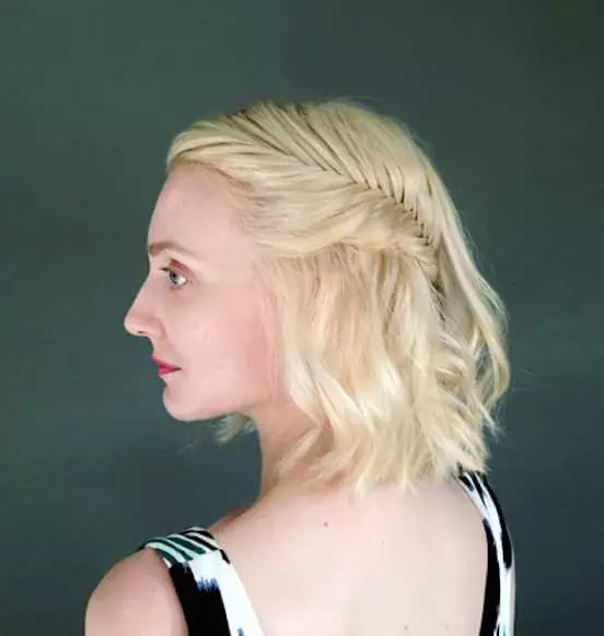 Gerakan rambut pendek (82 foto): Skema tenun kepang indah. Bagaimana cara mengepang dua kepang? Bagaimana cara membuat gaya rambut sederhana? Petunjuk langkah demi langkah untuk pemula 5779_9