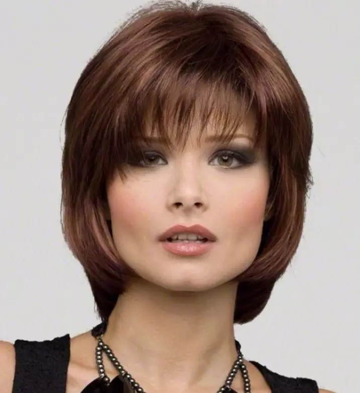 Haircuts auf glattes Haar (49 Fotos): Modische Damenhaarschnitte für schwere, harte und freche Haar 2021 5780_10
