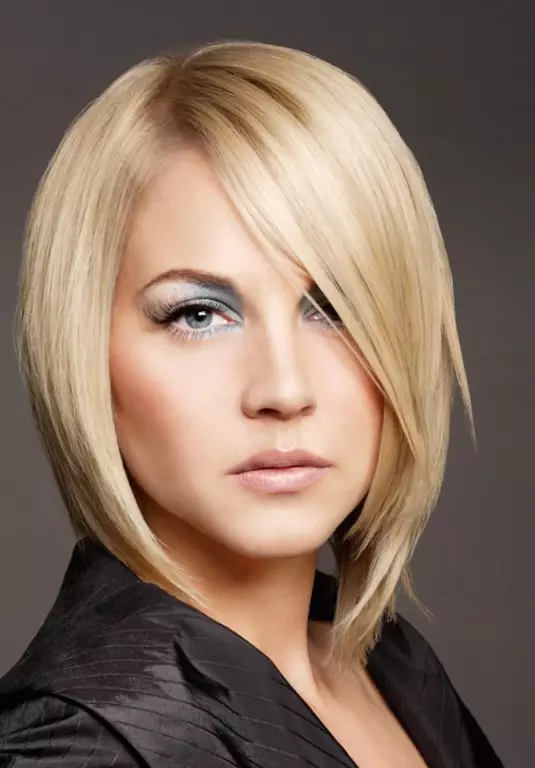 Haircuts auf glattes Haar (49 Fotos): Modische Damenhaarschnitte für schwere, harte und freche Haar 2021 5780_12