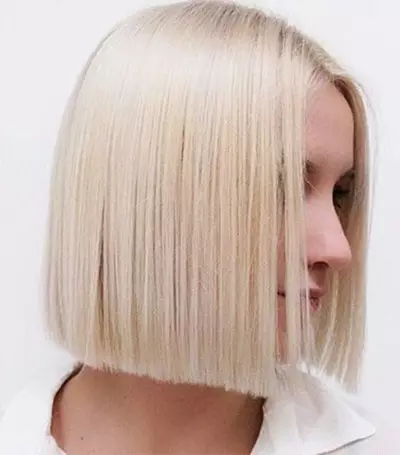 Šukuosena ant tiesių plaukų (49 nuotraukos): mados moterų kirpimai sunkių, sunkių ir nekaltų plaukų 2021 5780_14