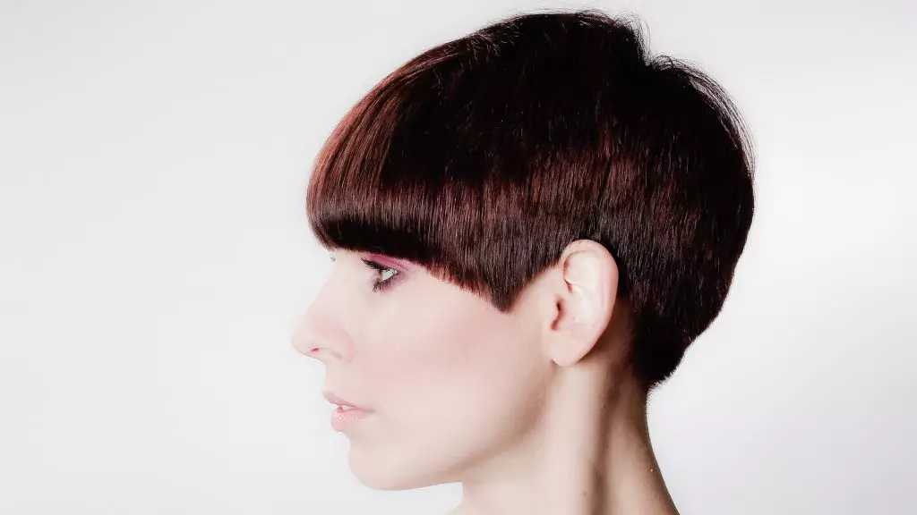 Šukuosena ant tiesių plaukų (49 nuotraukos): mados moterų kirpimai sunkių, sunkių ir nekaltų plaukų 2021 5780_16