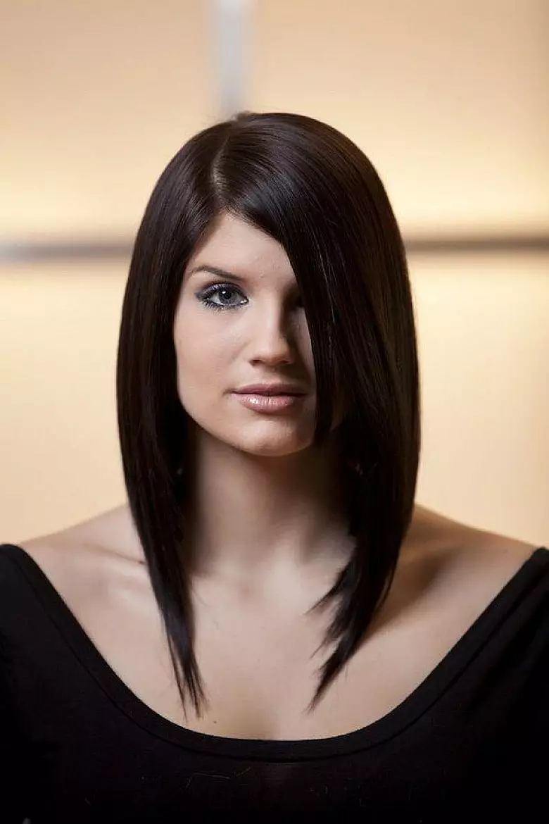 Šukuosena ant tiesių plaukų (49 nuotraukos): mados moterų kirpimai sunkių, sunkių ir nekaltų plaukų 2021 5780_26