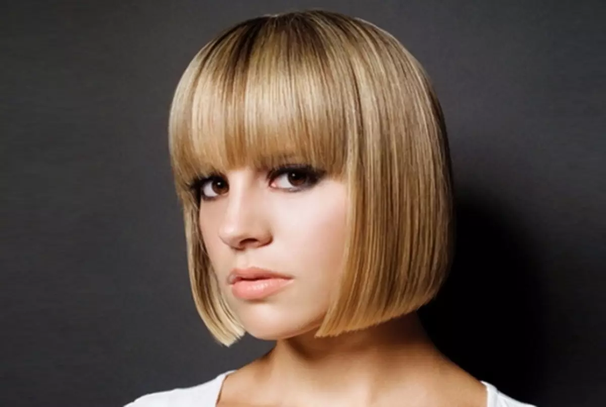 Šukuosena ant tiesių plaukų (49 nuotraukos): mados moterų kirpimai sunkių, sunkių ir nekaltų plaukų 2021 5780_4