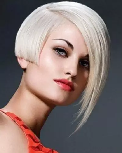 Haircuts auf glattes Haar (49 Fotos): Modische Damenhaarschnitte für schwere, harte und freche Haar 2021 5780_8