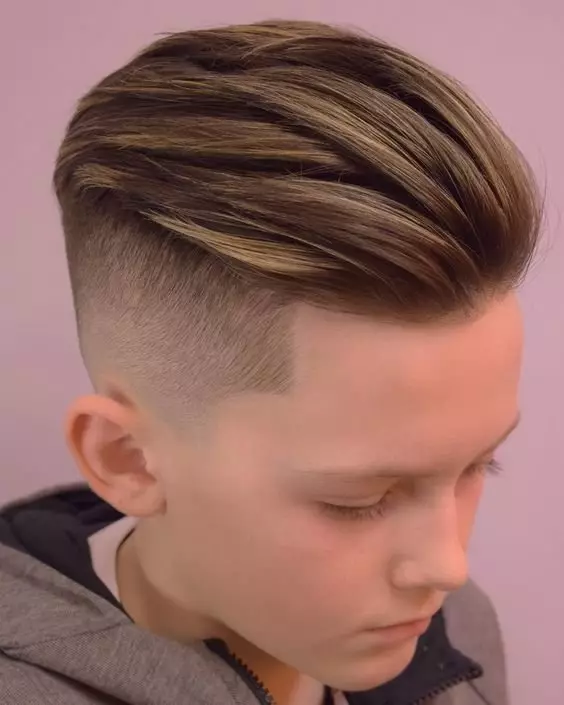 لڑکوں کے لئے Hairstyles (27 فوٹو): اسکول کے بچوں کے لئے فیشن Hairstyles 9-12 سال کی عمر 2022، کشور کے لئے کھڑی سکول Haircuts 5781_18