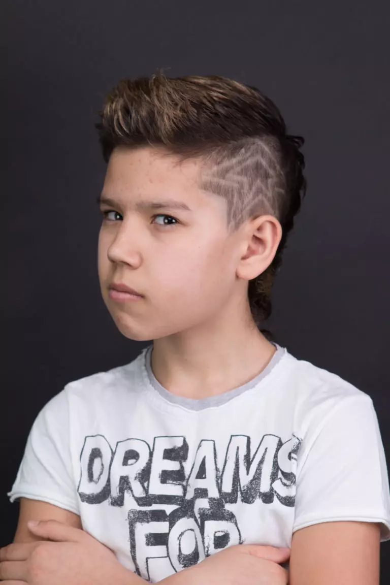 لڑکوں کے لئے Hairstyles (27 فوٹو): اسکول کے بچوں کے لئے فیشن Hairstyles 9-12 سال کی عمر 2022، کشور کے لئے کھڑی سکول Haircuts 5781_24