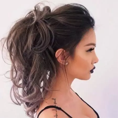 Tail Jaran (51 Foto): Cara nggawe gaya rambut sing apik kanthi wrench? Kepiye cara nggawe buntut sing dhuwur karo bangs? Nggawe buntut jaran kanthi obong 5783_49