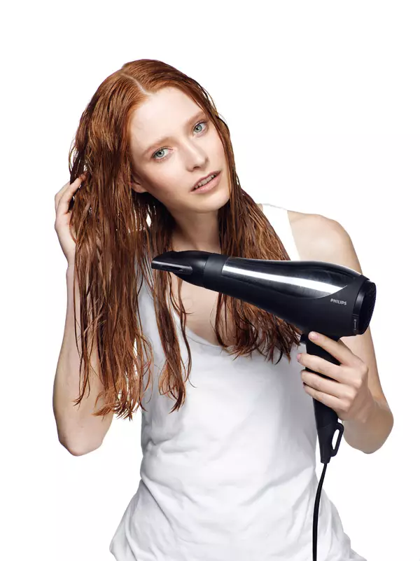 Coupes de cheveux à la maison avec des ciseaux: comment couper les cheveux à une femme? Comment garder les ciseaux? 5784_10
