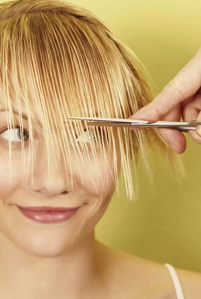 Odbitki doma s škarjami: kako zmanjšati lase na žensko? Kako obdržati škarje? 5784_14