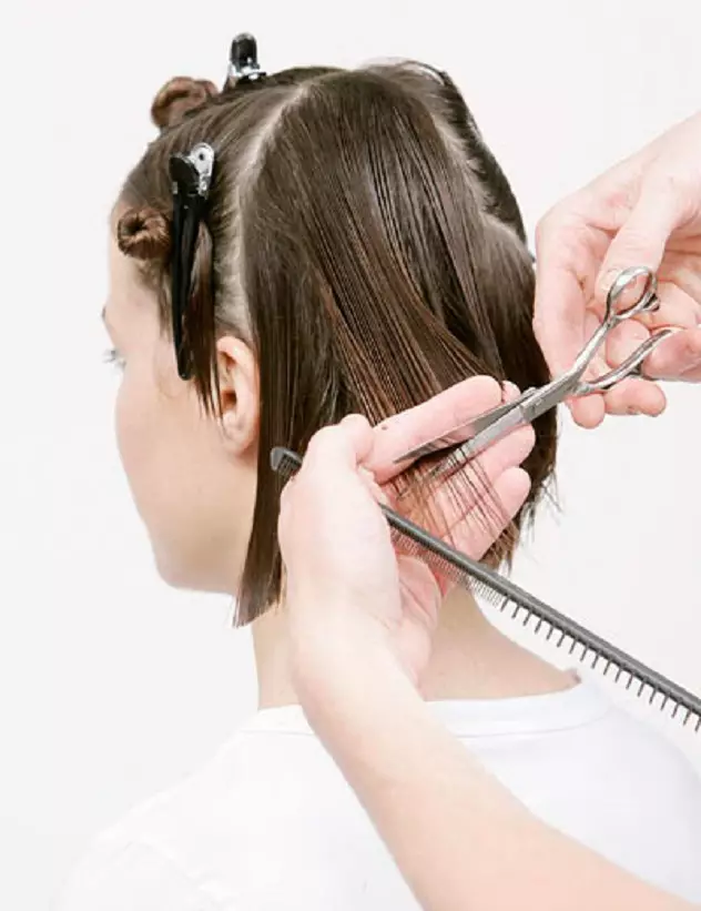 कैंची के साथ घर पर बाल कटाने: एक महिला को बाल कैसे काटें? कैंची कैसे रखें? 5784_16