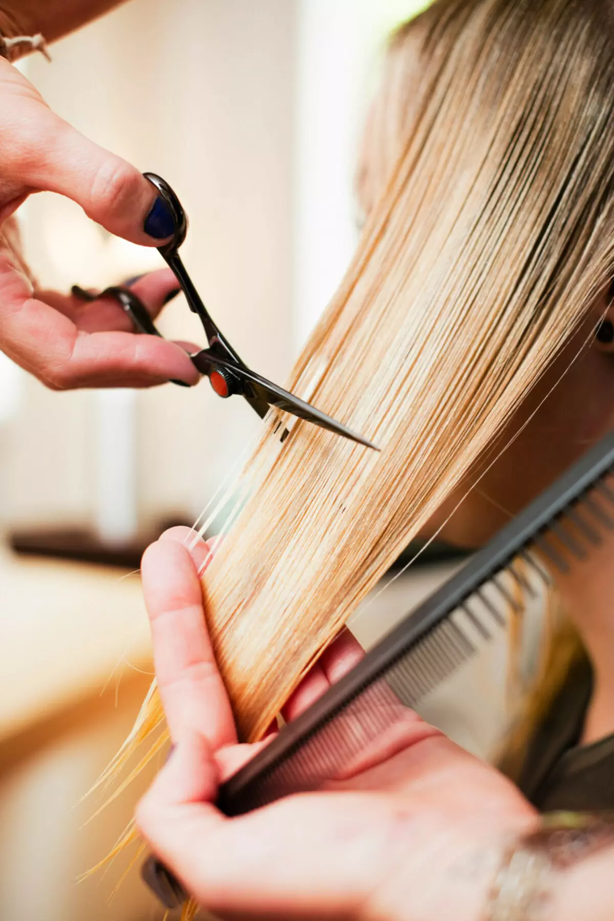 कैंची के साथ घर पर बाल कटाने: एक महिला को बाल कैसे काटें? कैंची कैसे रखें? 5784_8
