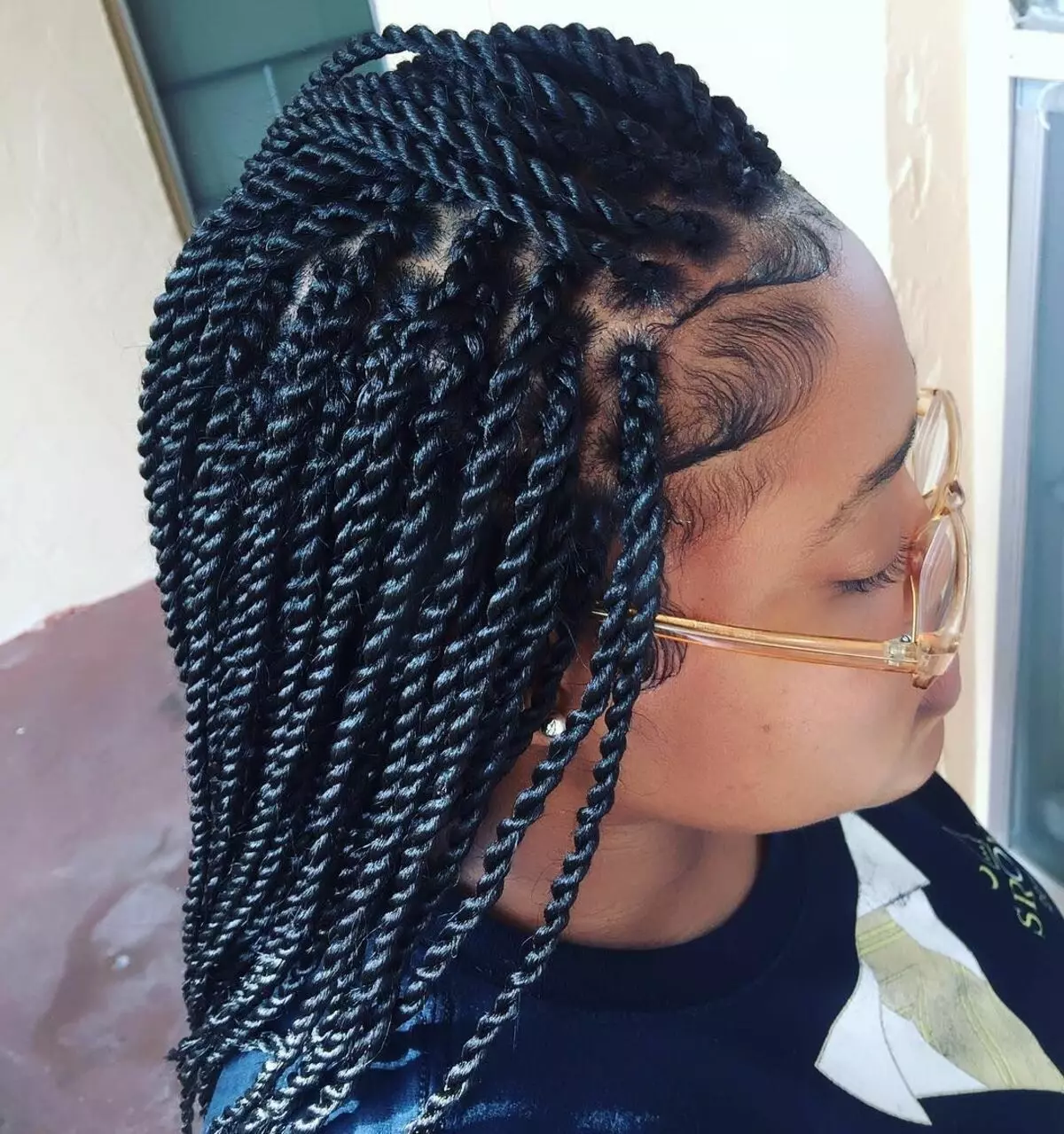 Senegal Spit (64 fotografije): Kako tkati pigtails s pletenicama za kratku kosu? Tkanje pletenice-kabelski svežanj, briga za frizure. Kako to učiniti Afrokos? 5791_17