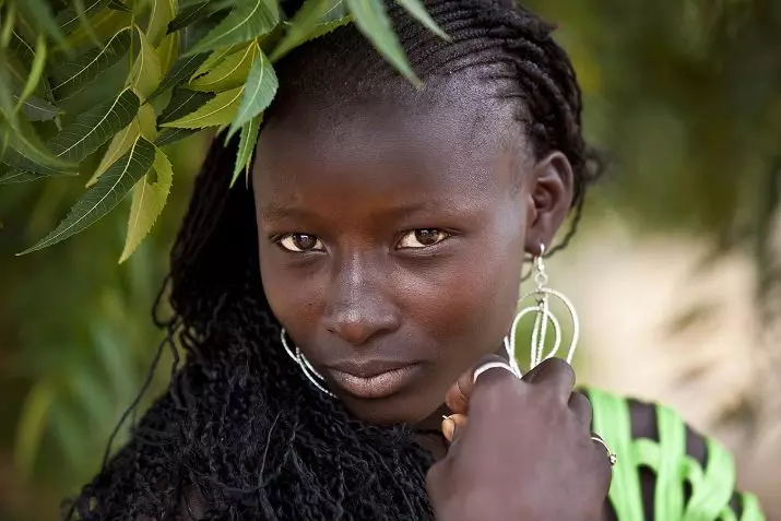 Senegal Spit (64 ảnh): Làm thế nào để dệt bím tóc bằng bím tóc cho tóc ngắn? Dệt bện-khai thác, chăm sóc kiểu tóc. Làm thế nào để làm axokos? 5791_2
