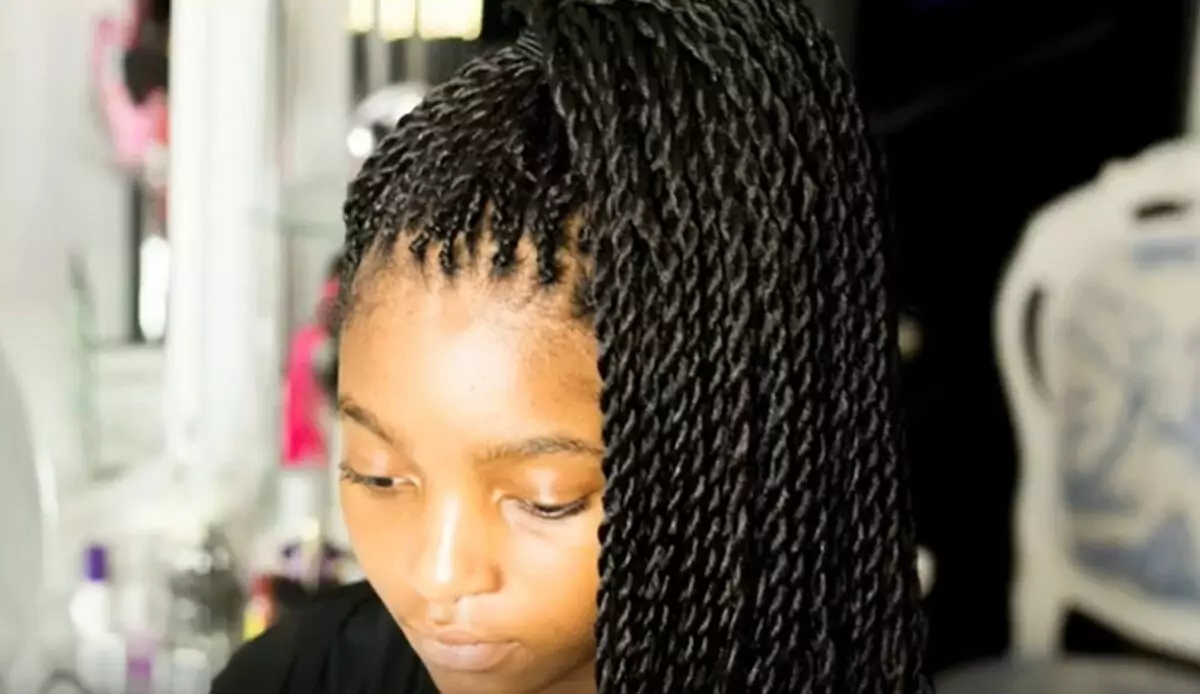 Senegal Spit (64 ảnh): Làm thế nào để dệt bím tóc bằng bím tóc cho tóc ngắn? Dệt bện-khai thác, chăm sóc kiểu tóc. Làm thế nào để làm axokos? 5791_4