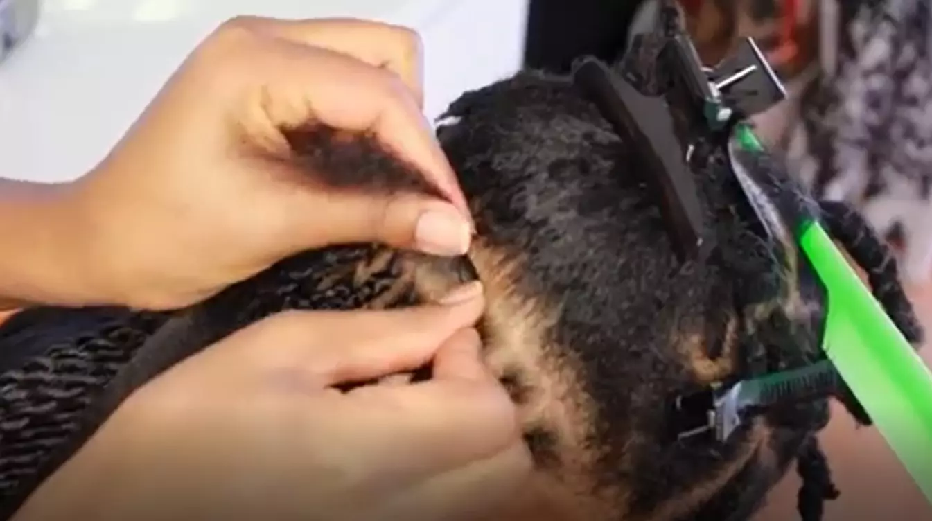 Senegal Spit (64 fotografije): Kako tkati pigtails s pletenicama za kratku kosu? Tkanje pletenice-kabelski svežanj, briga za frizure. Kako to učiniti Afrokos? 5791_43