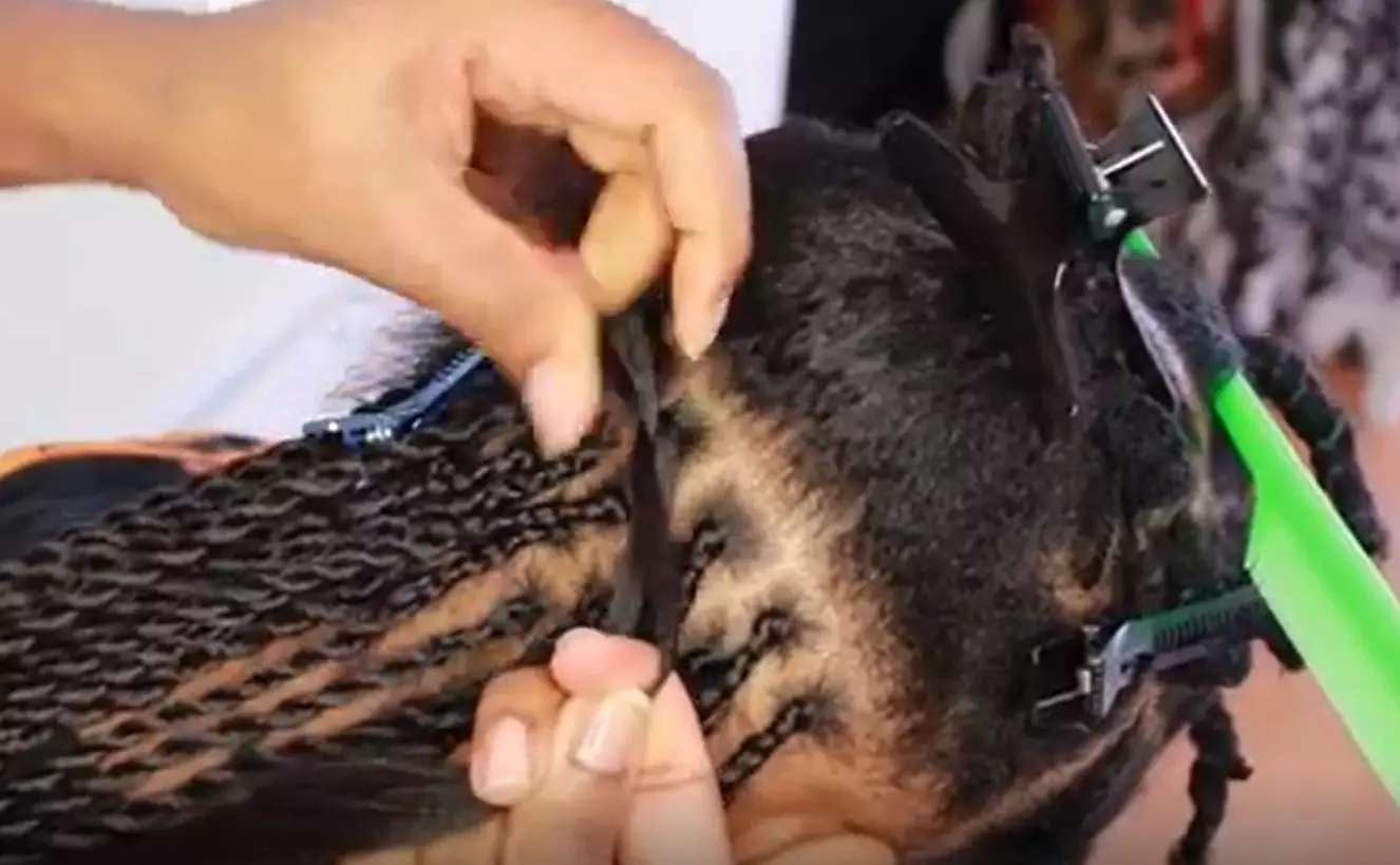Senegal Spit (64 사진) : 짧은 머리카락을위한 땋은 머리가있는 땋은 머리를 짜는 방법은 무엇입니까? 짜기 브레이드 하네스, 헤어 스타일을 돌보는 것. Afrokos를하는 방법은 무엇입니까? 5791_44