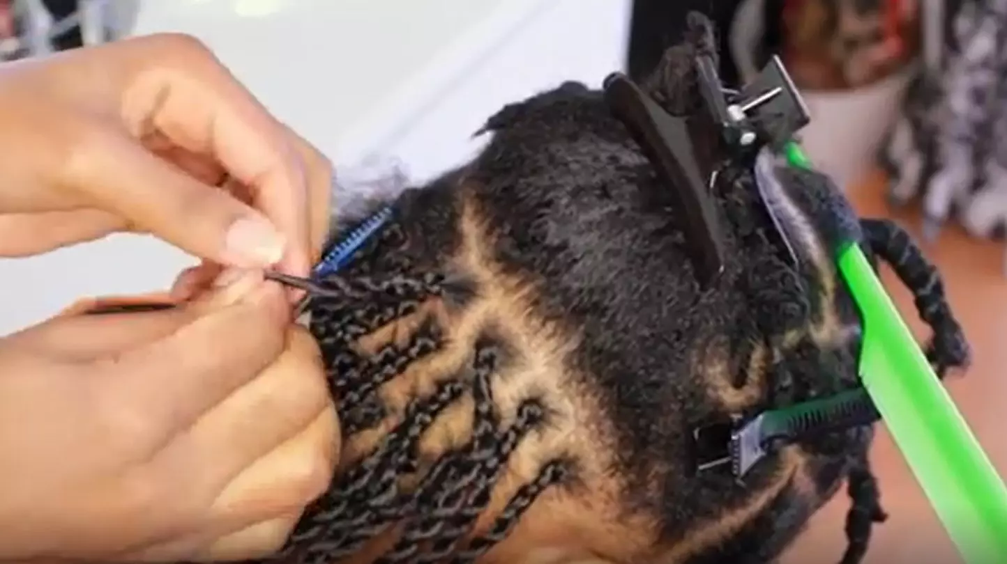 Сенегальські коси (64 фото): як плести косички з допомогою брейдів на коротке волосся? Плетіння коси-джгута, догляд за зачісками. Як робити афрокоси? 5791_45