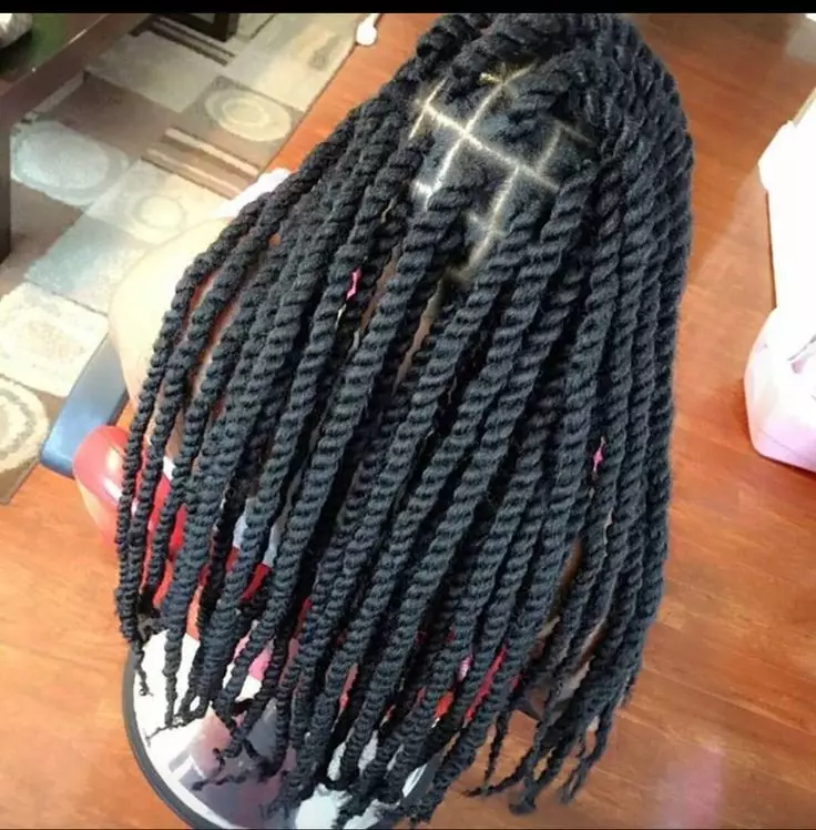Senegal Spit (64 kuvaa): Kuinka kutoa pigtailit punosten kanssa lyhyisiin hiuksille? Weaving Braid-valjaat, Hoito karsteista. Kuinka tehdä Afrokos? 5791_53