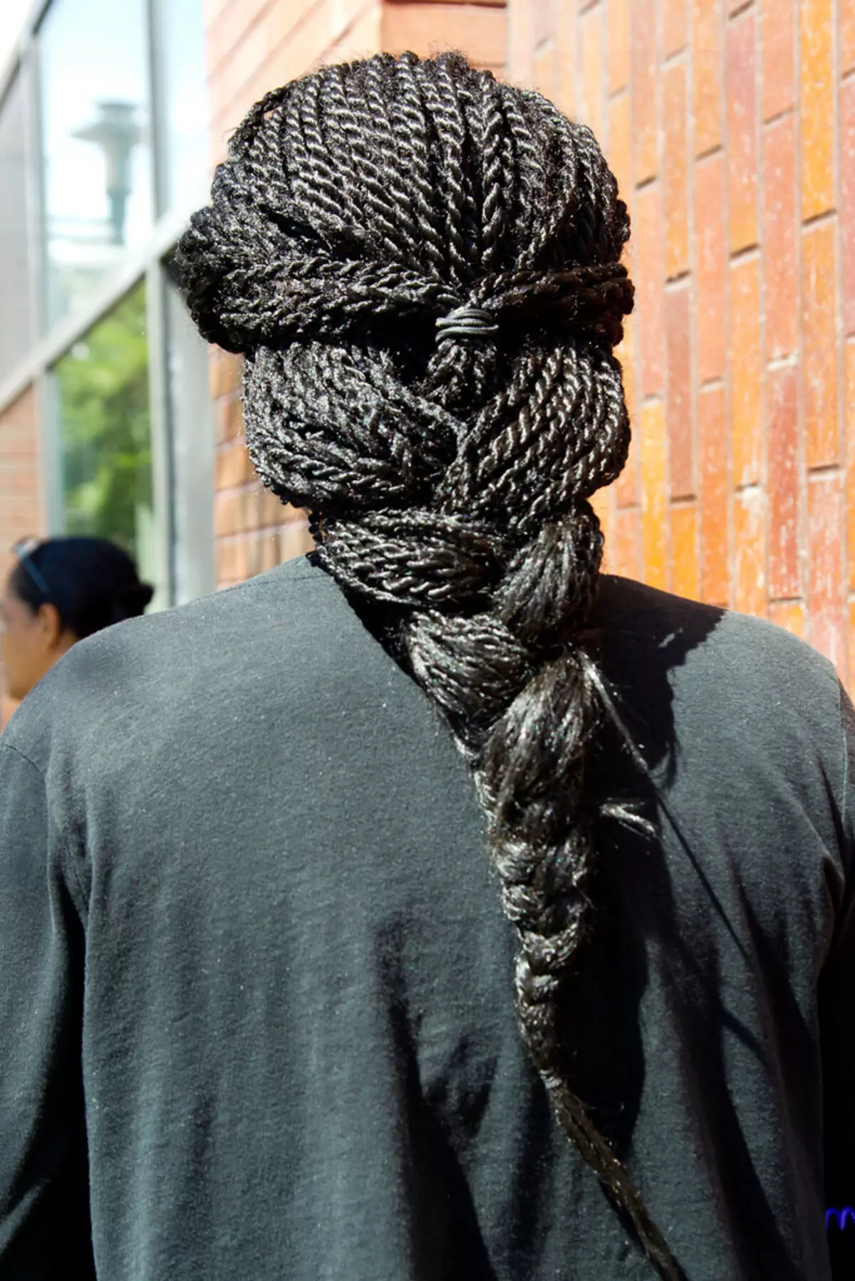Senegal Spit (64 fotos): Como tecer pigtails com tranças para cabelos curtos? Tecelando trança-chicote, cuidar de penteados. Como fazer Afrokos? 5791_60