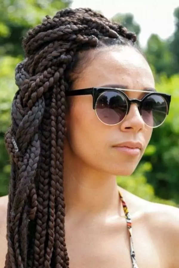Senegal Spit (64 fotografije): Kako tkati pigtails s pletenicama za kratku kosu? Tkanje pletenice-kabelski svežanj, briga za frizure. Kako to učiniti Afrokos? 5791_62
