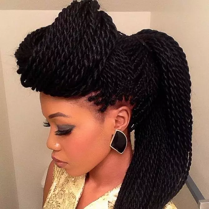 Senegal Spit (64 fotografije): Kako tkati pigtails s pletenicama za kratku kosu? Tkanje pletenice-kabelski svežanj, briga za frizure. Kako to učiniti Afrokos? 5791_63