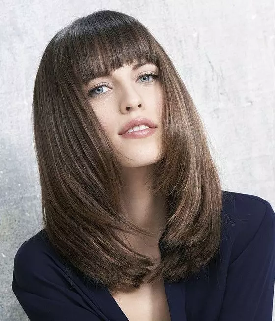 Hiustenleikat paksuilla hiuksilla (64 kuvaa): naisten hiustenleikkaukset lyhyillä tai pitkillä hiuksilla. Mikä hiustenleikkaus sopii kovaan aaltoileviin hiuksiin hartioille? 5792_11