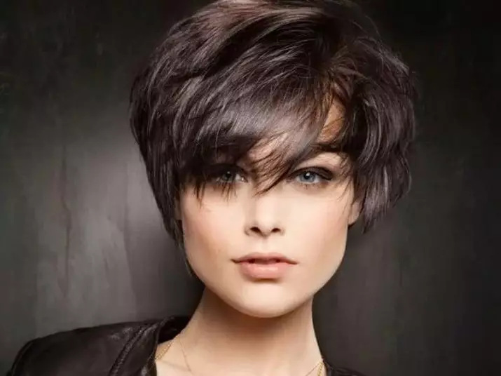 موهای کوتاه بر روی موهای ضخیم (64 عکس): موهای کوتاه زنانه در موهای کوتاه یا بلند. چه موهای مو برای موهای موم سخت به شانه مناسب است؟ 5792_20
