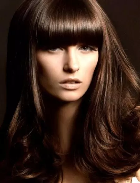 Hiustenleikat paksuilla hiuksilla (64 kuvaa): naisten hiustenleikkaukset lyhyillä tai pitkillä hiuksilla. Mikä hiustenleikkaus sopii kovaan aaltoileviin hiuksiin hartioille? 5792_43