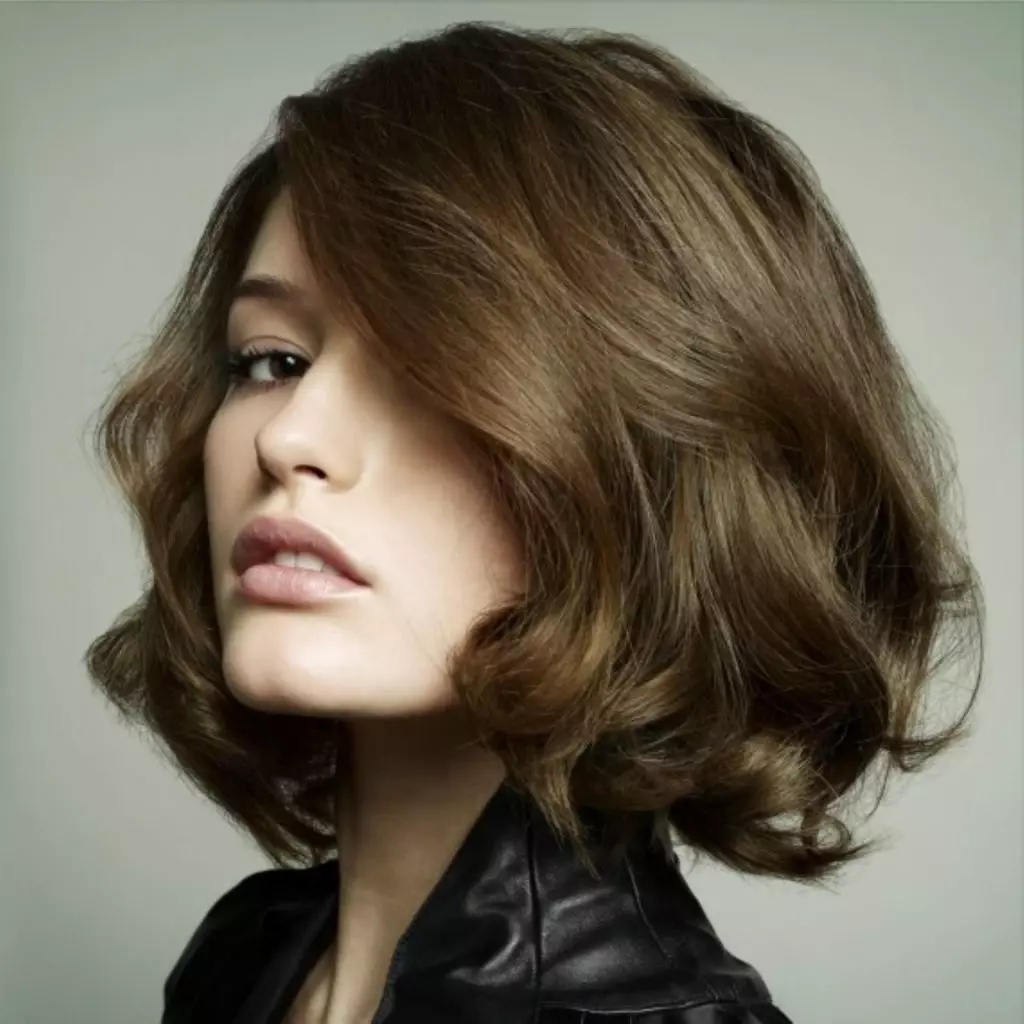 Hiustenleikat paksuilla hiuksilla (64 kuvaa): naisten hiustenleikkaukset lyhyillä tai pitkillä hiuksilla. Mikä hiustenleikkaus sopii kovaan aaltoileviin hiuksiin hartioille? 5792_49