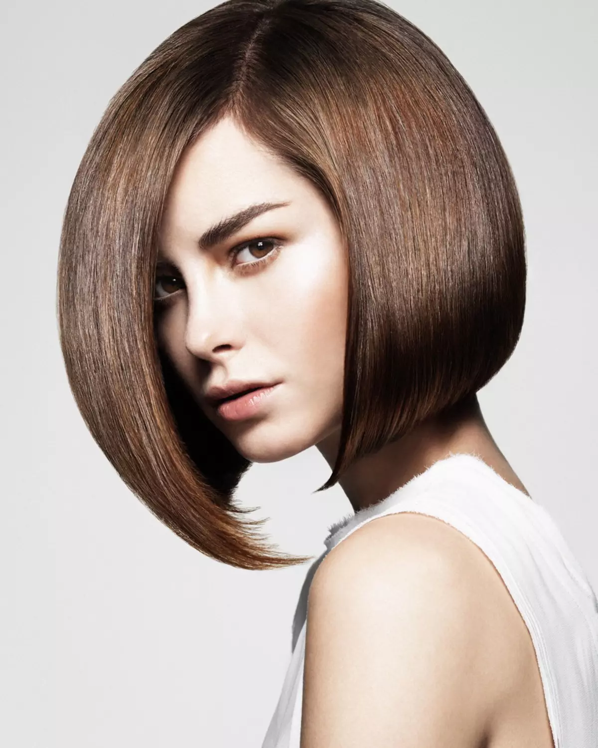 Hiustenleikat paksuilla hiuksilla (64 kuvaa): naisten hiustenleikkaukset lyhyillä tai pitkillä hiuksilla. Mikä hiustenleikkaus sopii kovaan aaltoileviin hiuksiin hartioille? 5792_53