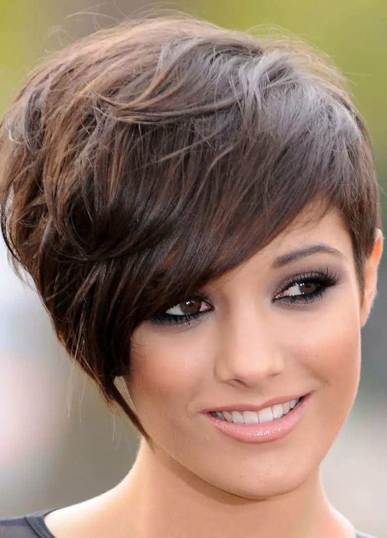 Hiustenleikat paksuilla hiuksilla (64 kuvaa): naisten hiustenleikkaukset lyhyillä tai pitkillä hiuksilla. Mikä hiustenleikkaus sopii kovaan aaltoileviin hiuksiin hartioille? 5792_58