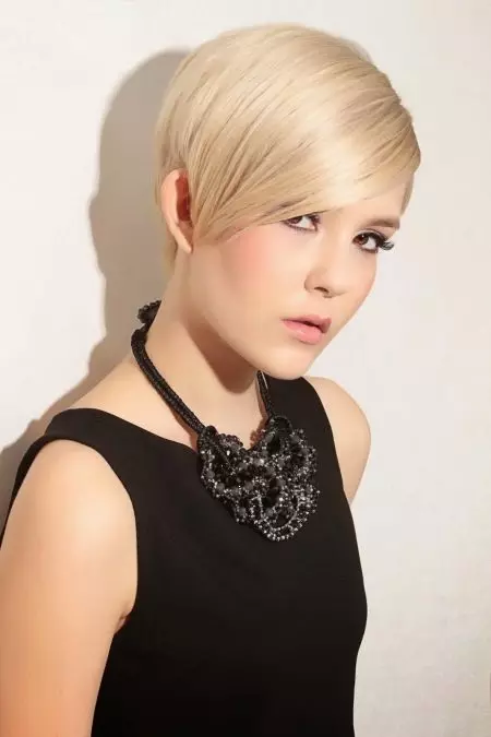 Zelo kratke odbitke las (27 fotografij): Značilnosti superlikore ženskih odbitkov, izberite ultra rezalno frizuro za rjavolaske in blondinke 5796_20