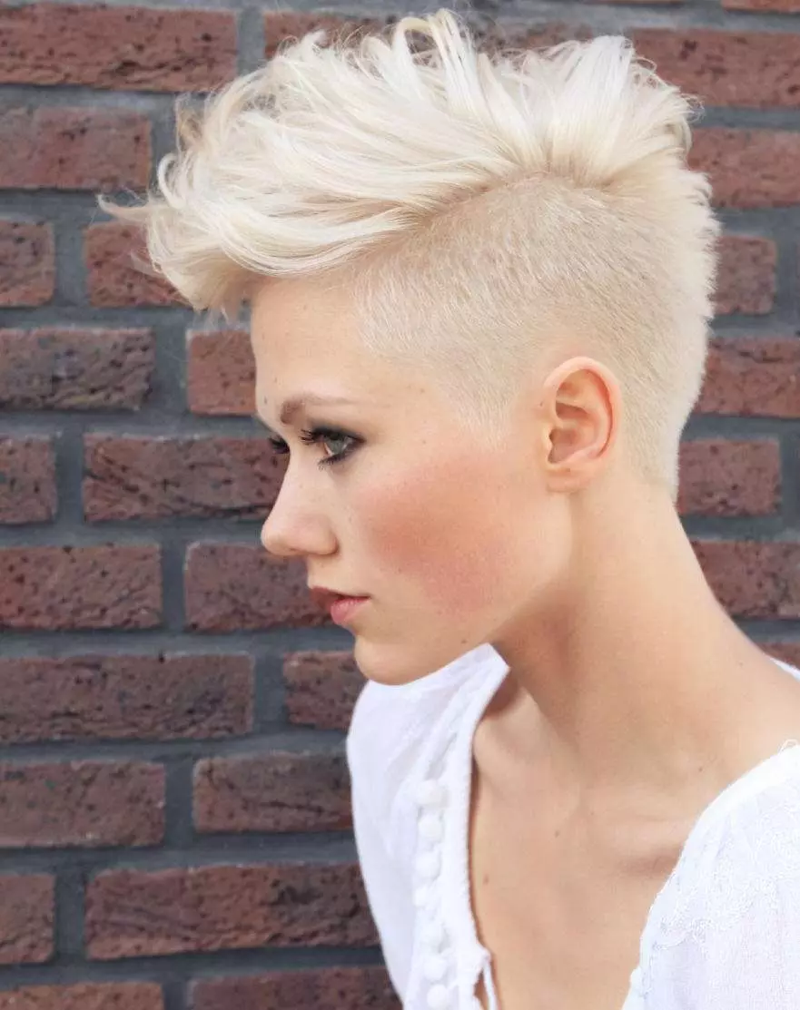 Çox qısa saç haircuts (27 şəkil): supercore qadın haircuts Features kürən və Blondes üçün ultra-cutting saçını seçin 5796_21