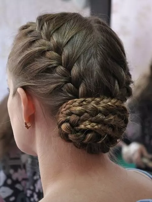 मध्यम-लांबीच्या braids (6 9 फोटो): सुंदर braids च्या बुडविणे योजना. त्वरीत माझ्या स्वत: च्या हाताने केसस्टाइल कसे बनवायचे? सुरुवातीसाठी चरण-दर-चरण सूचना 5797_56