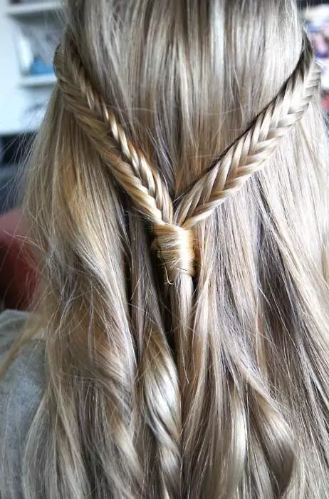 मध्यम-लांबीच्या braids (6 9 फोटो): सुंदर braids च्या बुडविणे योजना. त्वरीत माझ्या स्वत: च्या हाताने केसस्टाइल कसे बनवायचे? सुरुवातीसाठी चरण-दर-चरण सूचना 5797_61