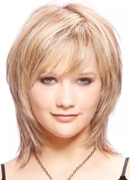 मध्यम बाल पर हेयरकट पहली बार (36 तस्वीरें): तकनीक की विशेषताएं, एक महिला केश विन्यास बिछाने। एक बाल कटवाने कैसे करें जो मात्रा देता है? 5798_10