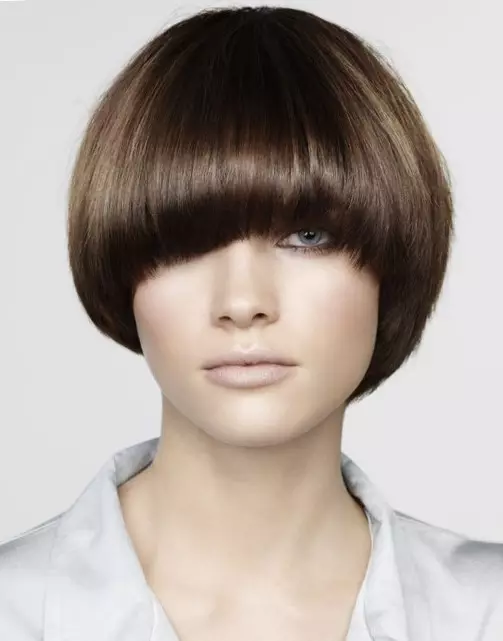 पूर्ण महिलाओं के लिए बाल कटाने (67 फोटो): चेहरे के प्रकार की तरह पूर्ण लड़कियों के लिए फैशनेबल हेयर स्टाइल चुनें। क्या बाल कटवाने मध्यम और लंबे बालों के लिए उपयुक्त हैं? 5799_46