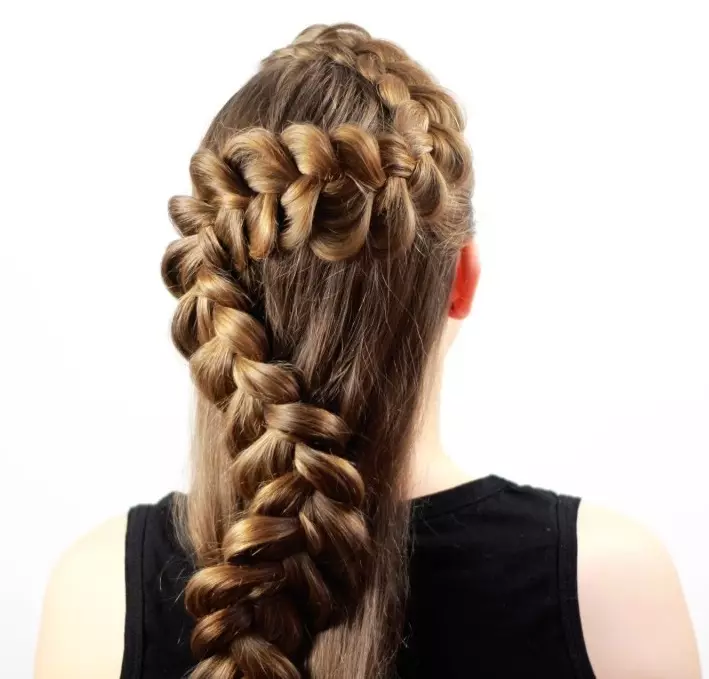 Плетенки од долги коса (68 фотографии): ткаење убави плетенки. Како да направите фризура со свои раце? Шеми за почетници 5804_2