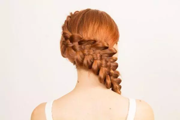 Kepang dari rambut panjang (68 foto): Tenun kepang indah. Bagaimana cara membuat gaya rambut dengan tangan Anda sendiri? Skema untuk pemula 5804_20