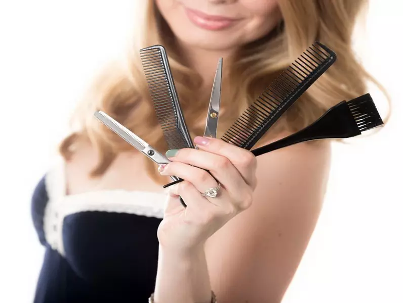 Haircut Lestenka στο σπίτι: Πώς να το κάνετε μόνοι σας σε μεσαία και κοντά μαλλιά; Πώς να κόψετε μακριά μαλλιά μου στο σπίτι; 5806_21