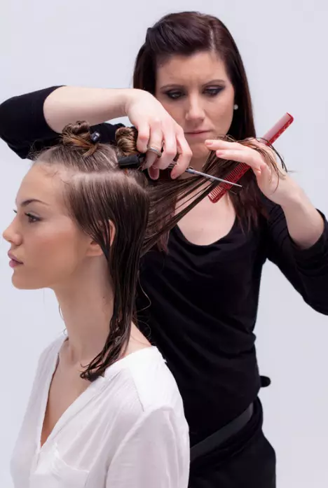 Haircut Lestenka در خانه: چگونه آن را در موهای متوسط ​​و کوتاه خود قرار دهید؟ چگونه می توان موهای بلند خود را در خانه بریزید؟ 5806_27