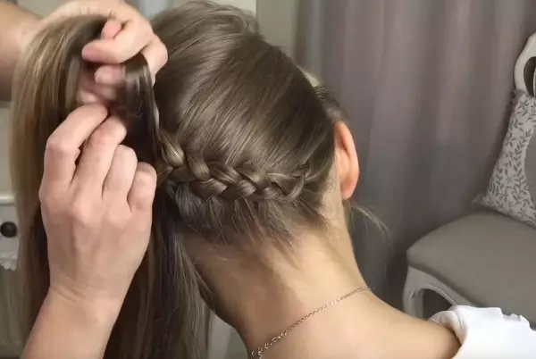 Spit ngược (89 ảnh): Làm thế nào để dệt bím tóc trong phó? Hướng dẫn từng bước về dệt bím tóc trong ra khỏi mái tóc dài và ngắn 5807_48