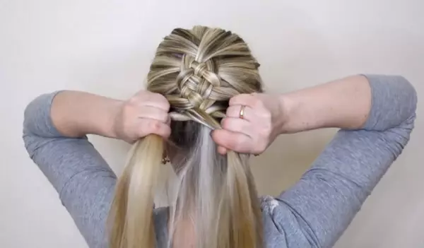 Spit ngược (89 ảnh): Làm thế nào để dệt bím tóc trong phó? Hướng dẫn từng bước về dệt bím tóc trong ra khỏi mái tóc dài và ngắn 5807_64