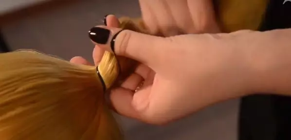 Reverse Spit (89 fotografija): Kako tkati pigtails u poisku? Korak-po-korak upute tkanja pletenice unutar duge i kratke kose 5807_73