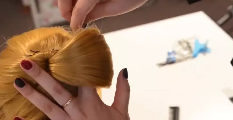 Spit ngược (89 ảnh): Làm thế nào để dệt bím tóc trong phó? Hướng dẫn từng bước về dệt bím tóc trong ra khỏi mái tóc dài và ngắn 5807_76