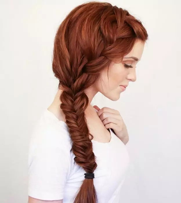 Kudri од pigtails (43 фотографии): Како да ја плете вашата коса за ноќ за да добиете убави бранови? Како да направите брановидни кадрици користејќи се избришани на влажна коса? 5809_23