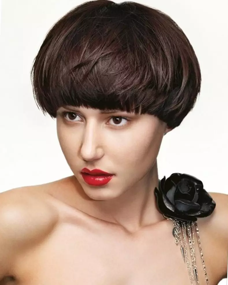 「アンダーポット」（53枚の写真）：短い髪の女性のヘアスタイル、ファッショナブルな髪型の特徴「鍋の下」の特徴 5812_32
