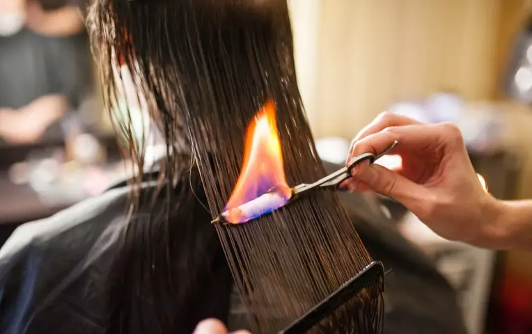 Foc de cabells (47 fotos): Què és la piroporesi? Cura del cabell Després d'un procediment de foc, ressenyes de noies 5814_5